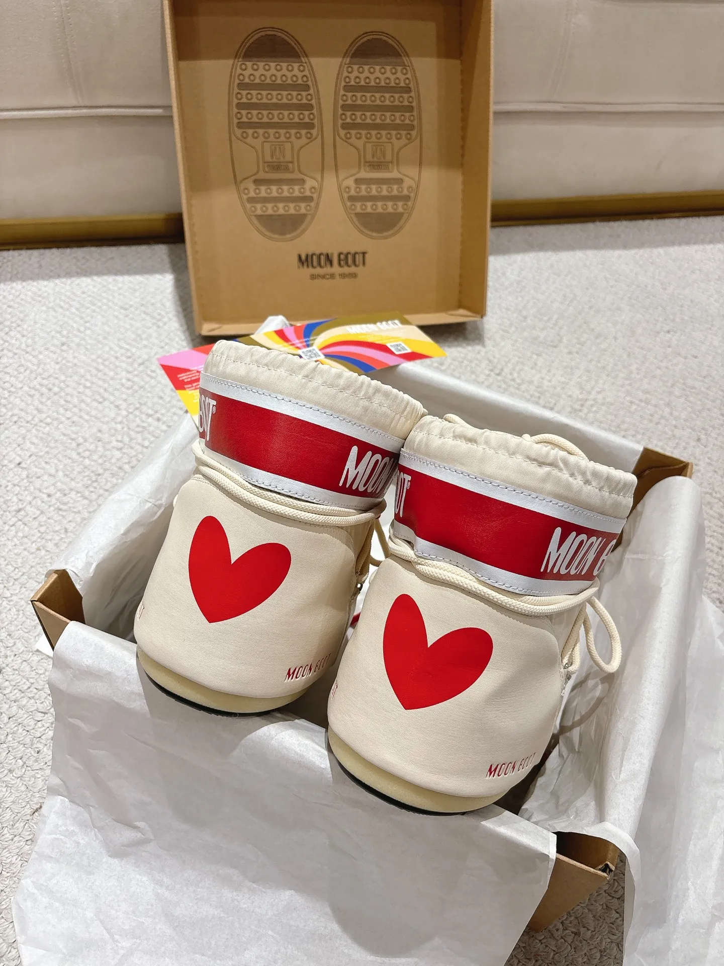 p660 short style, love style: ❤️ Moon Boot2025 vs autumn and winter hot snow boots series... [Ugly Moon Snow Boots] Forget UGG, fashionable people are wearing Moon Boot snow boots. If you find it difficult to accept the revival of UGG, then there is now a more alternative snow boot that is back, with an inner diameter of 4 cm. That is the Moon Boot. It has been very popular in the millennium. Back then, Paris Hilton and Victoria Beckham Celebrities often wear it, and now the Y2K trend is popular again. The same style is worn by young people in QQ shows, and the ugly snow boots that are shown in thousands of people have become popular again, regardless of men and women. They look slim but warm and easy to wear... ❶Fabric: Original custom/cowhide/woven wool/high mercerized waterproof cloth ❷Inner: original 100% silk cotton liner ❸foot: original 100% silk cotton liner ❹ Outsole: Original molded two-color non-slip outsole ❺ Sole thickness: 4cm (including **) ❻ Code number: 35/38; 39/41; ❼ Packaging: Original full set of packaging ☀ Color: Official website updated simultaneously
